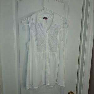 NWOT/ VINCE CAMUTO / WHITE/ MEDIUM/ SLEEVELESS BLOUSE WITH LACE DESIGN